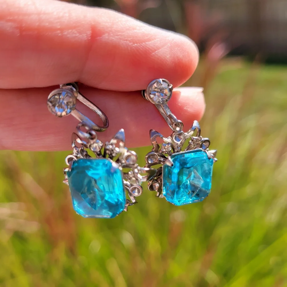 Lovely Vintage Screw-Back Earrings ~ Aquamarine Color ~ Very Pretty!